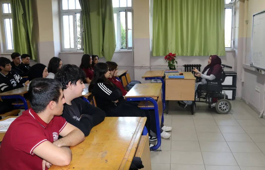 Antalya’da Engelli Öğretmenin Azmi: Asansör 2 Aydır Arızalı, Dersler Devam Ediyor 8